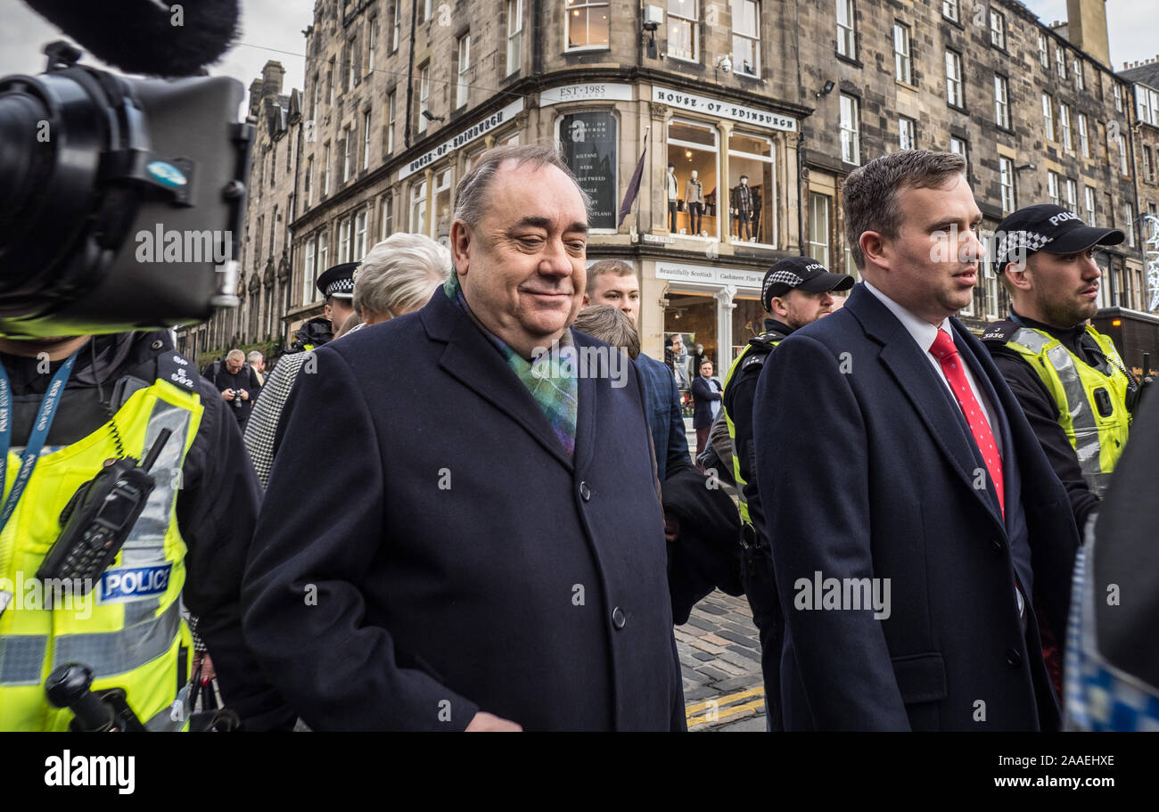 Edimburgo, Escocia, Reino Unido - 21 de noviembre de 2019 - El ex Primer Ministro de Escocia, Alex Salmond, fuera el Alto Tribunal en Edimburgo Foto de stock