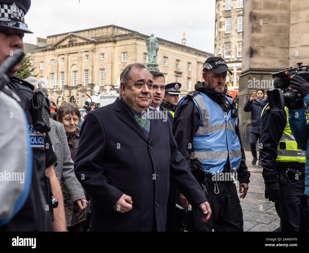 Edimburgo, Escocia, Reino Unido - 21 de noviembre de 2019 - El ex Primer Ministro de Escocia, Alex Salmond, fuera el Alto Tribunal en Edimburgo Foto de stock