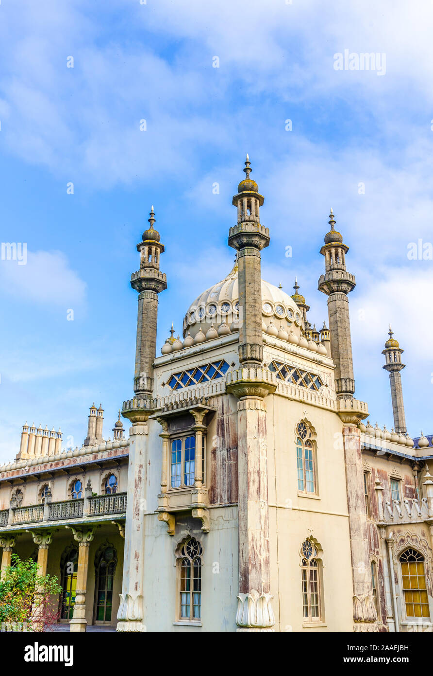 Aspecto trasero de la famosa Royal Pavilion en Brighton. La arquitectura de estilo indio, bajo un cielo azul con nubes. Foto de stock