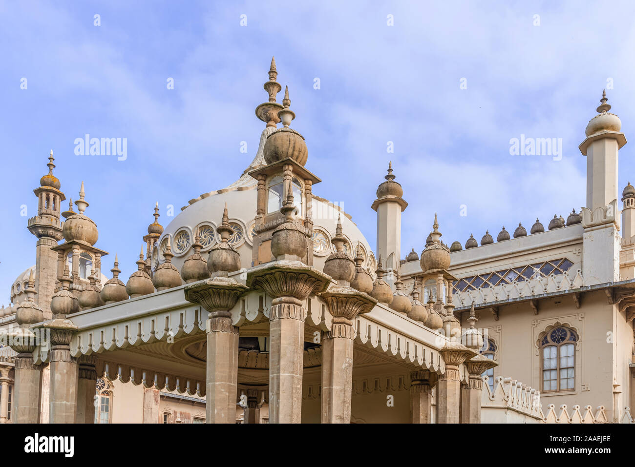 Aspecto trasero de la famosa Royal Pavilion en Brighton. La arquitectura de estilo indio, bajo un cielo azul con nubes. Foto de stock