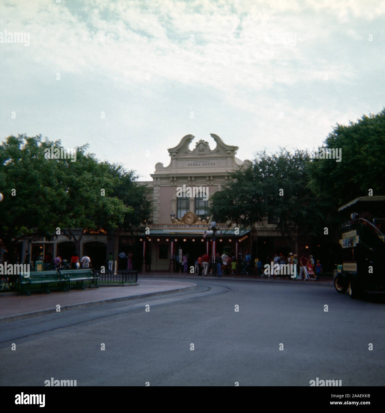 Vintage de septiembre de 1972, la fotografía, la Ópera con "grandes momentos con el Sr. Lincoln" parque temático de Disneylandia en Anaheim, California. Fuente: 35mm original transparencia Foto de stock