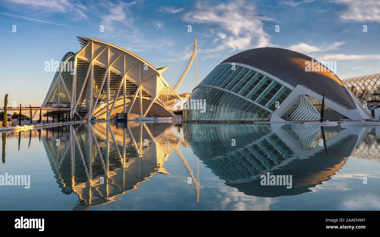 Ciudad de las Artes y las ciencias en la madrugada, diseñado por Calatrava, Valencia, España Foto de stock