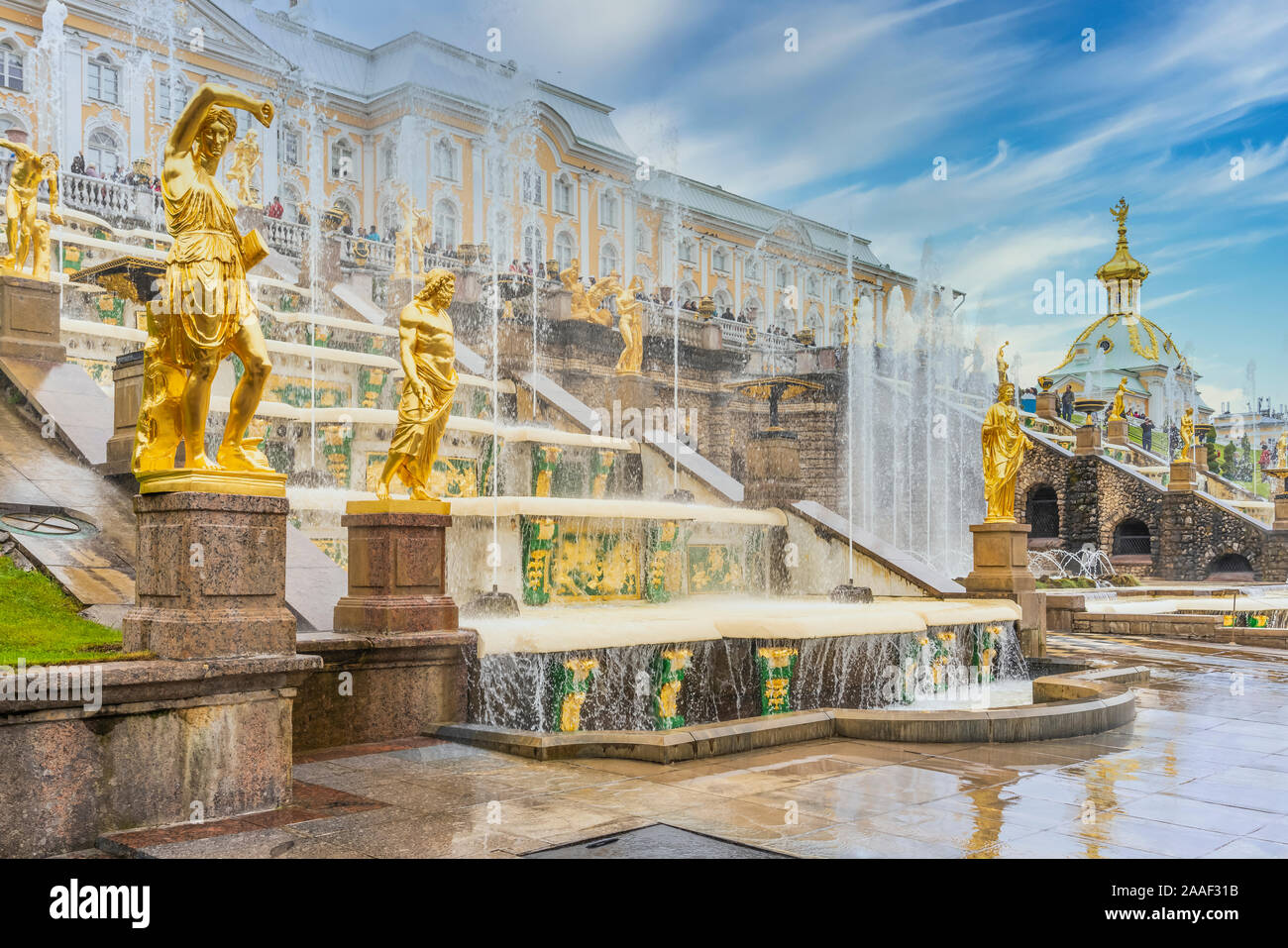 Las estatuas de oro y fuentes de agua en el Palacio Peterhof en Petergof, San Petersburgo, Rusia. Foto de stock