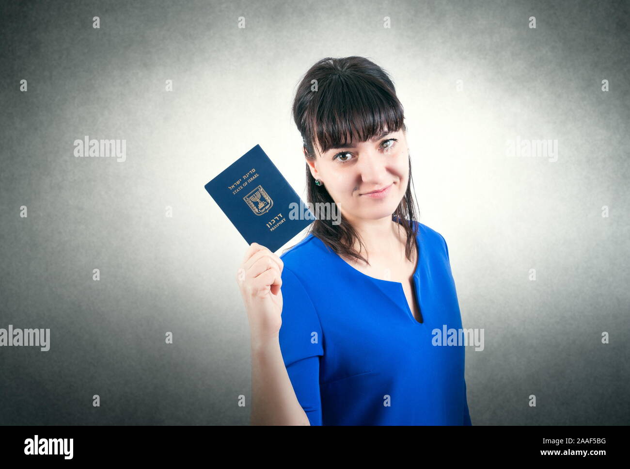 Israel pasaporte en la mano de mujer Foto de stock