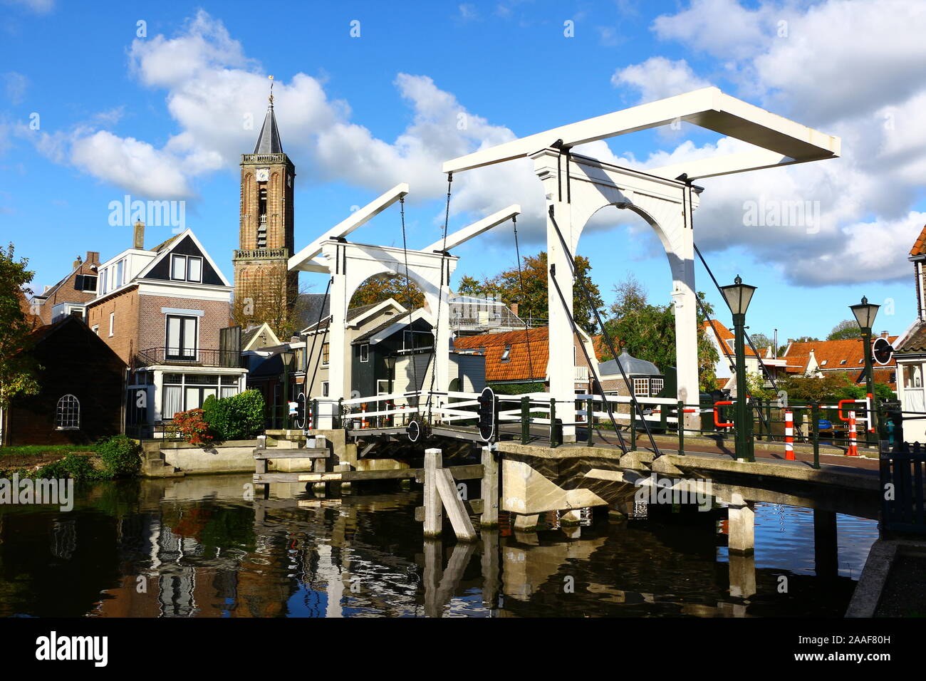 Blick auf eine Traditionelle Holzbrücke en Nordholland Foto de stock