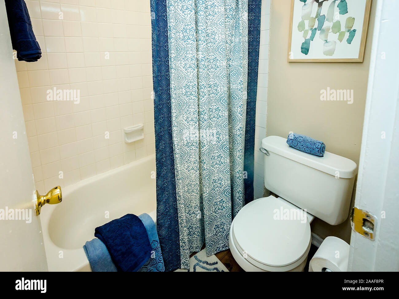 Un pequeño cuarto de baño se muestra en Robinwood Apartamentos en Mobile, Alabama. Foto de stock