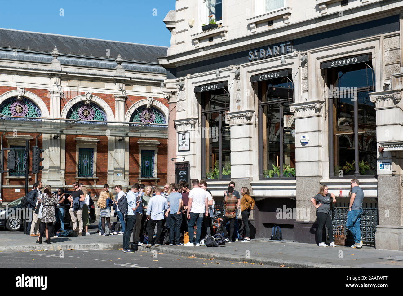 St Bart's Bar y Restaurante con gente bebiendo fuera, West Smithfield, Ciudad de Londres, Inglaterra, Gran Bretaña, REINO UNIDO Foto de stock