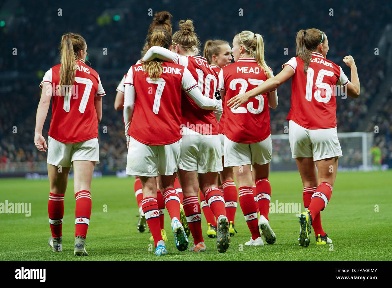 Londres, Inglaterra - 17 Noviembre: Los jugadores del Arsenal de celebrar su victoria durante el Barclay's FA Super Liga de Mujeres del partido de fútbol entre Tottenha Foto de stock