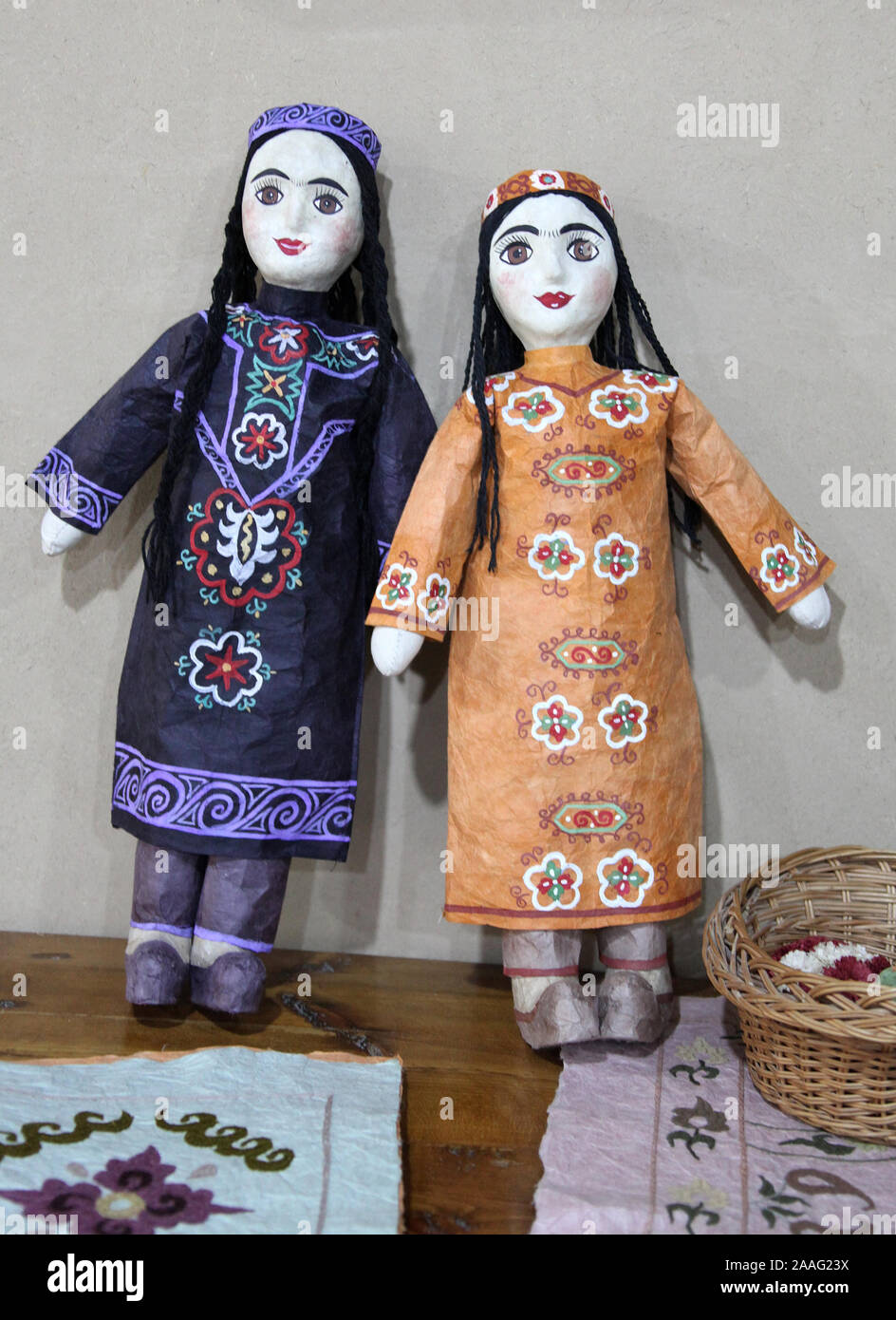 Muñecas de papel de seda en una fábrica de Uzbekistán Foto de stock