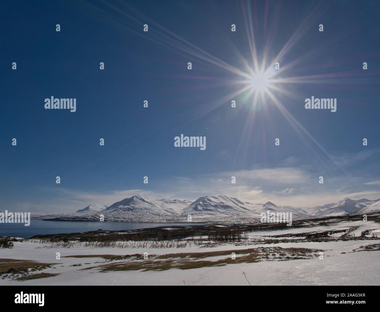 Bajo el sol en Islandia con un hermoso paisaje nevado Foto de stock