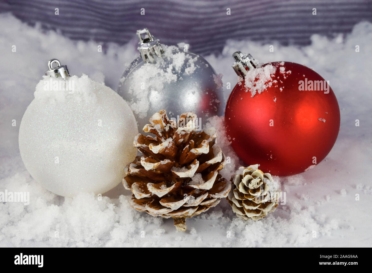 Piñas de navidad fotografías e imágenes de alta resolución - Alamy