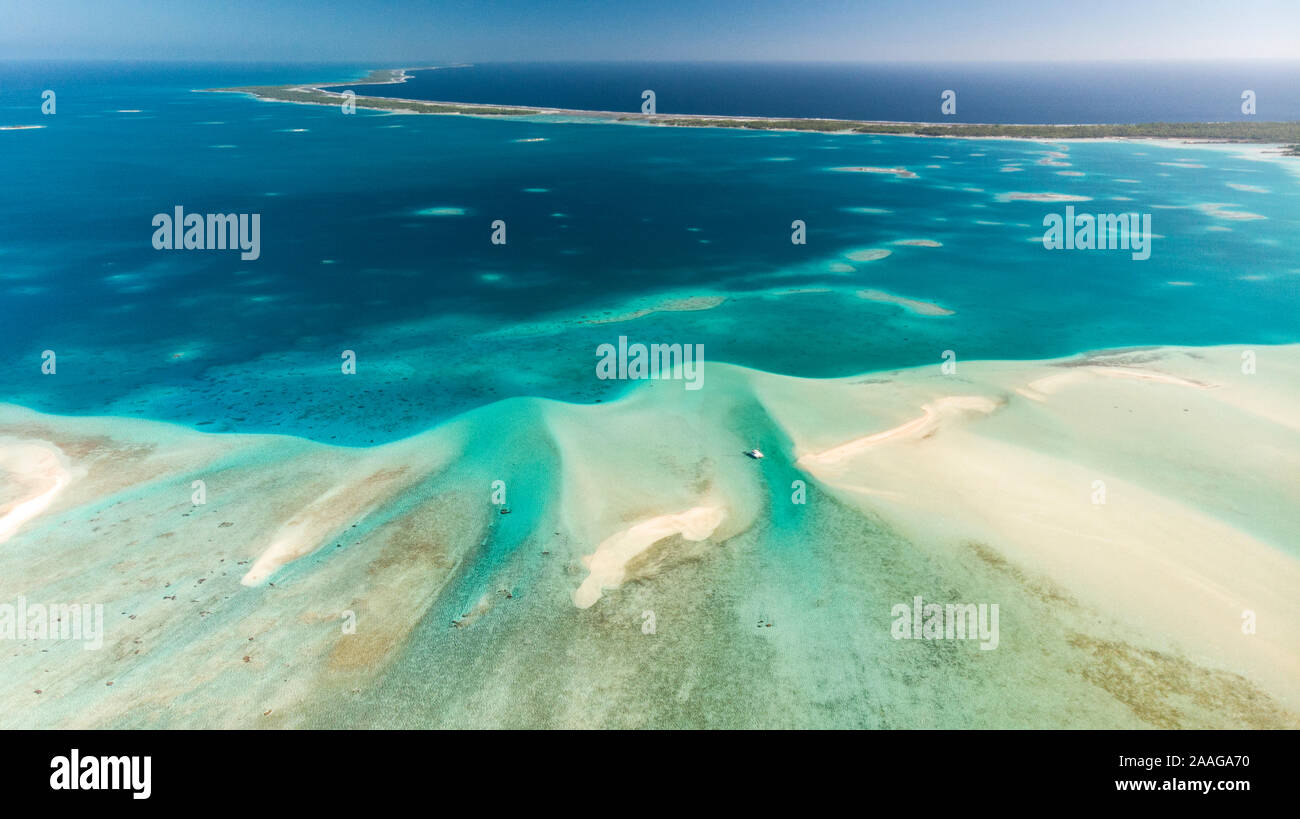 Vista aérea de la laguna de Rangiroa, en las Tuamotu arghipelago - barco de vela en el Anchorage Foto de stock