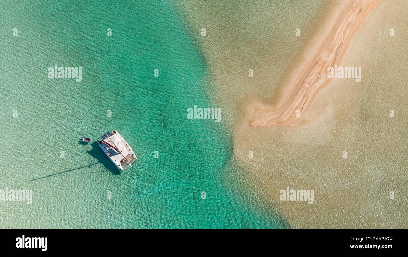 Vista aérea de la laguna de Rangiroa, en las Tuamotu arghipelago - barco de vela en el Anchorage Foto de stock