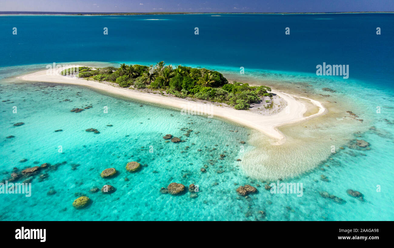 Vista aérea de la laguna de Rangiroa, en las Tuamotu arghipelago - barco de vela en el Anchorage Foto de stock