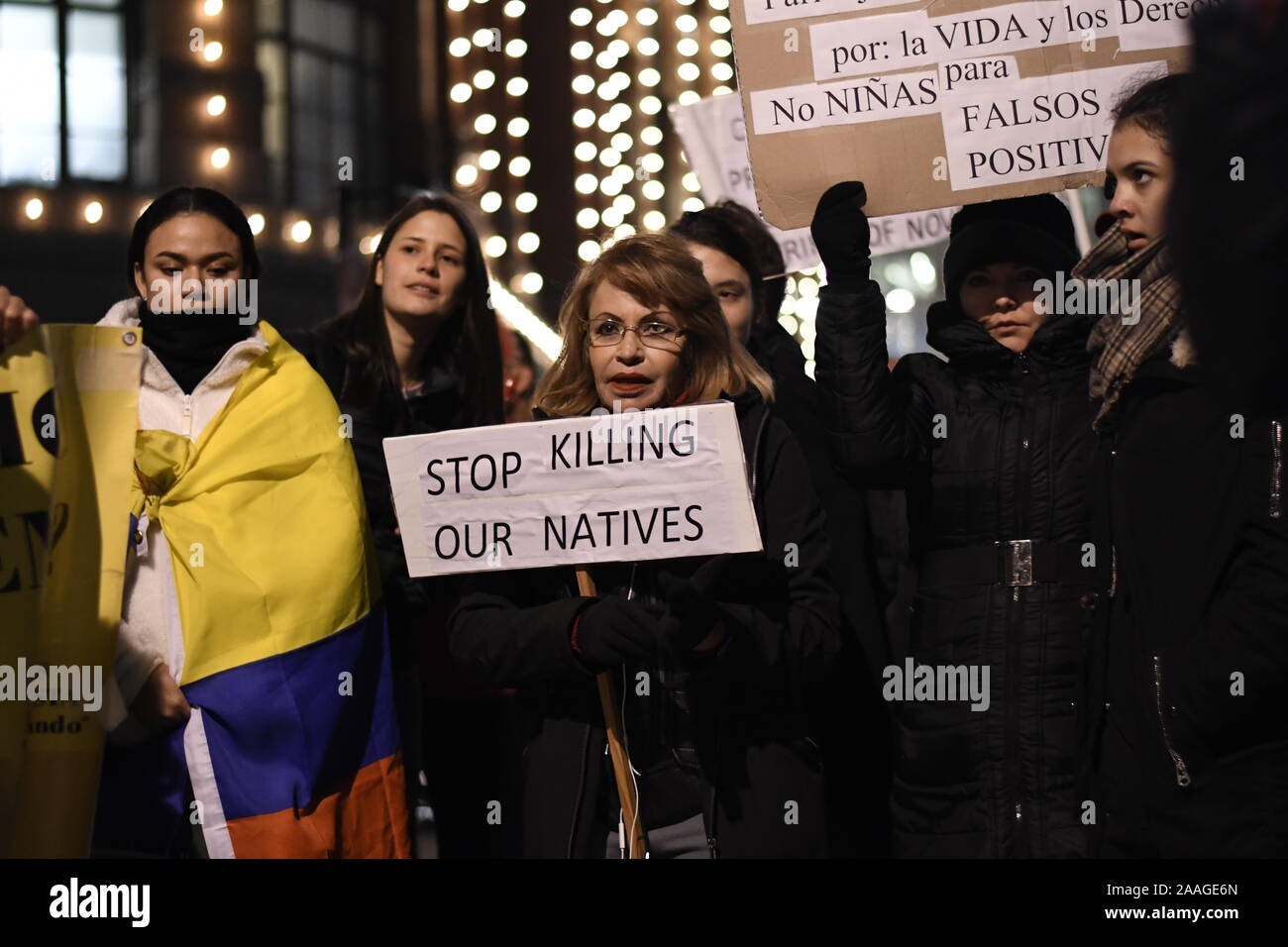 Un manifestante sostiene un cartel que dice Stop matando a nuestros Nativos  durante la manifestación.personas se reunieron fuera de la Embajada de  Colombia en el Reino Unido para permanecer en solidaridad con