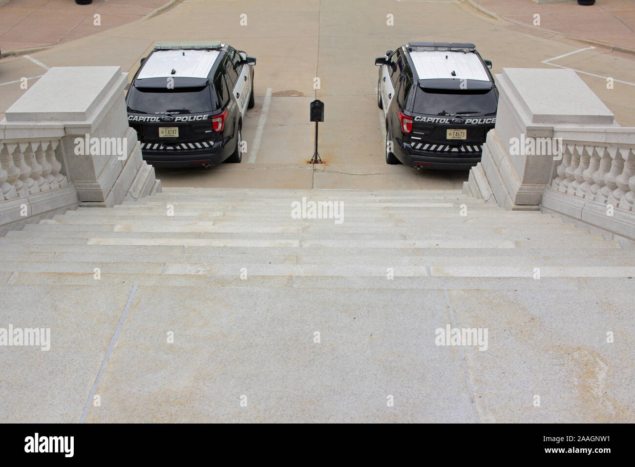 Los vehículos del Departamento de Policía del Capitolio del estado de Wisconsin ourside State Capitol Building, Madison, Wisconsin, EE.UU. Foto de stock