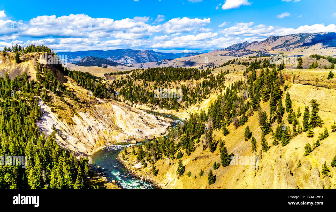 Vista desde los muelles de Calcita tienen vistas del río Yellowstone. En el extremo posterior del Gran Cañón del Yellowstone en Yellowstone, Wyoming, EE.UU. Foto de stock