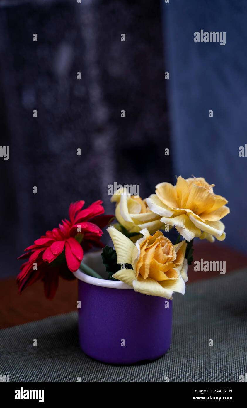 Flores artificiales dentro de la Copa Foto de stock