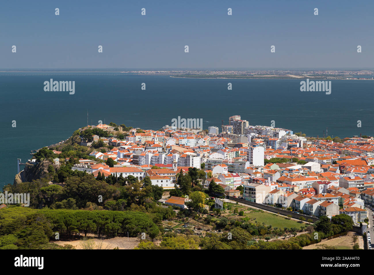 Ciudad de Almada y el río Tajo en Portugal vistos desde arriba en un día soleado de verano. Foto de stock