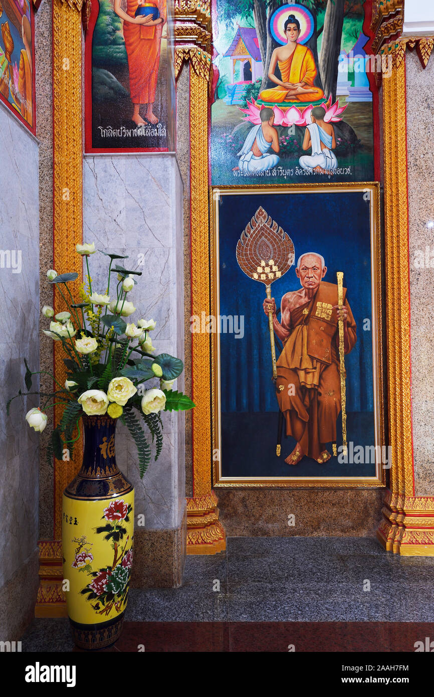 Im Innenraum Wandgemälde des Wat Chalong, größter Tempel auf Phuket, Tailandia Foto de stock