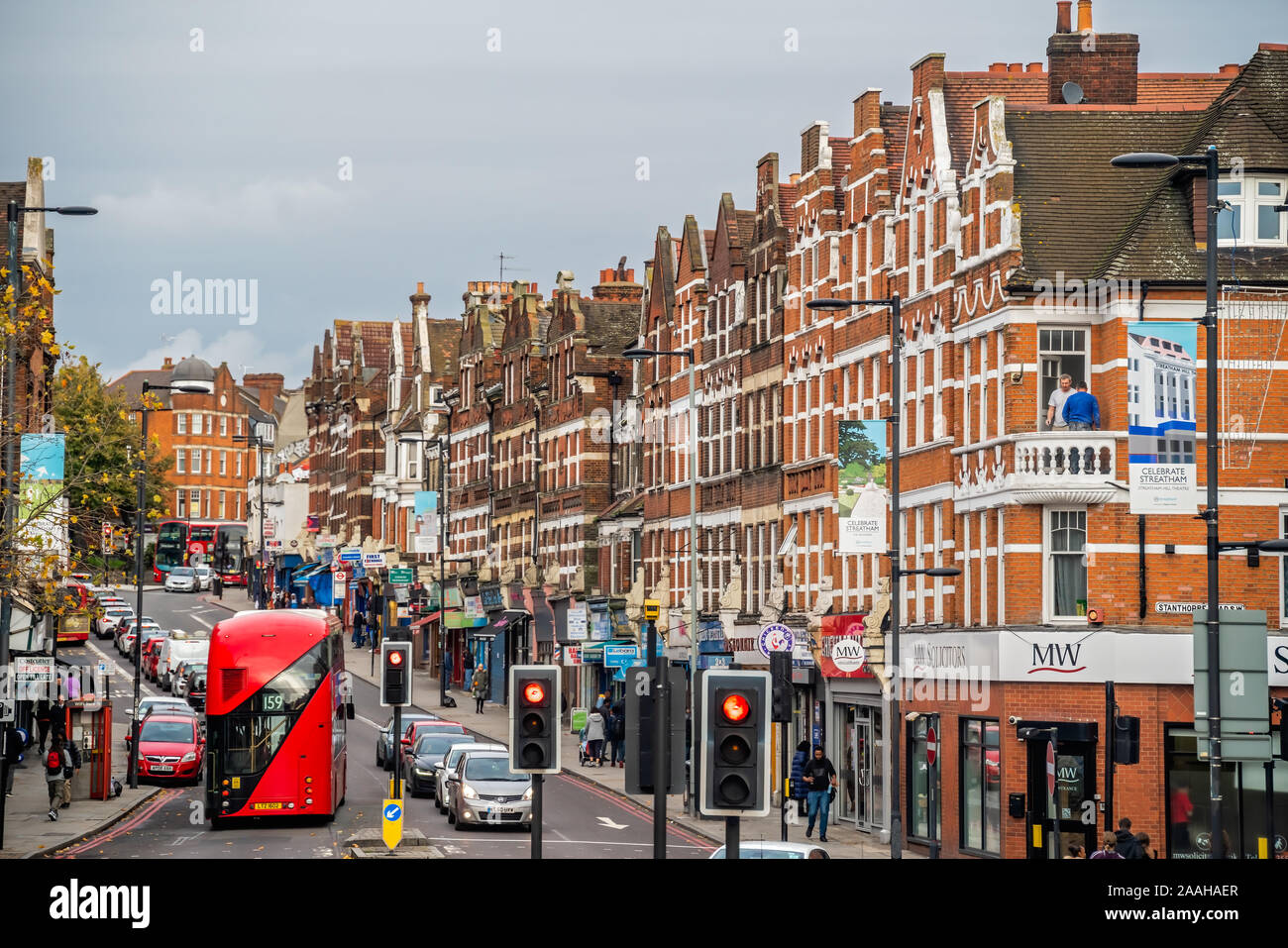 Londres, Reino Unido - Octubre 2019 : arquitectura inglesa tradicional en una concurrida calle de Streatham Foto de stock