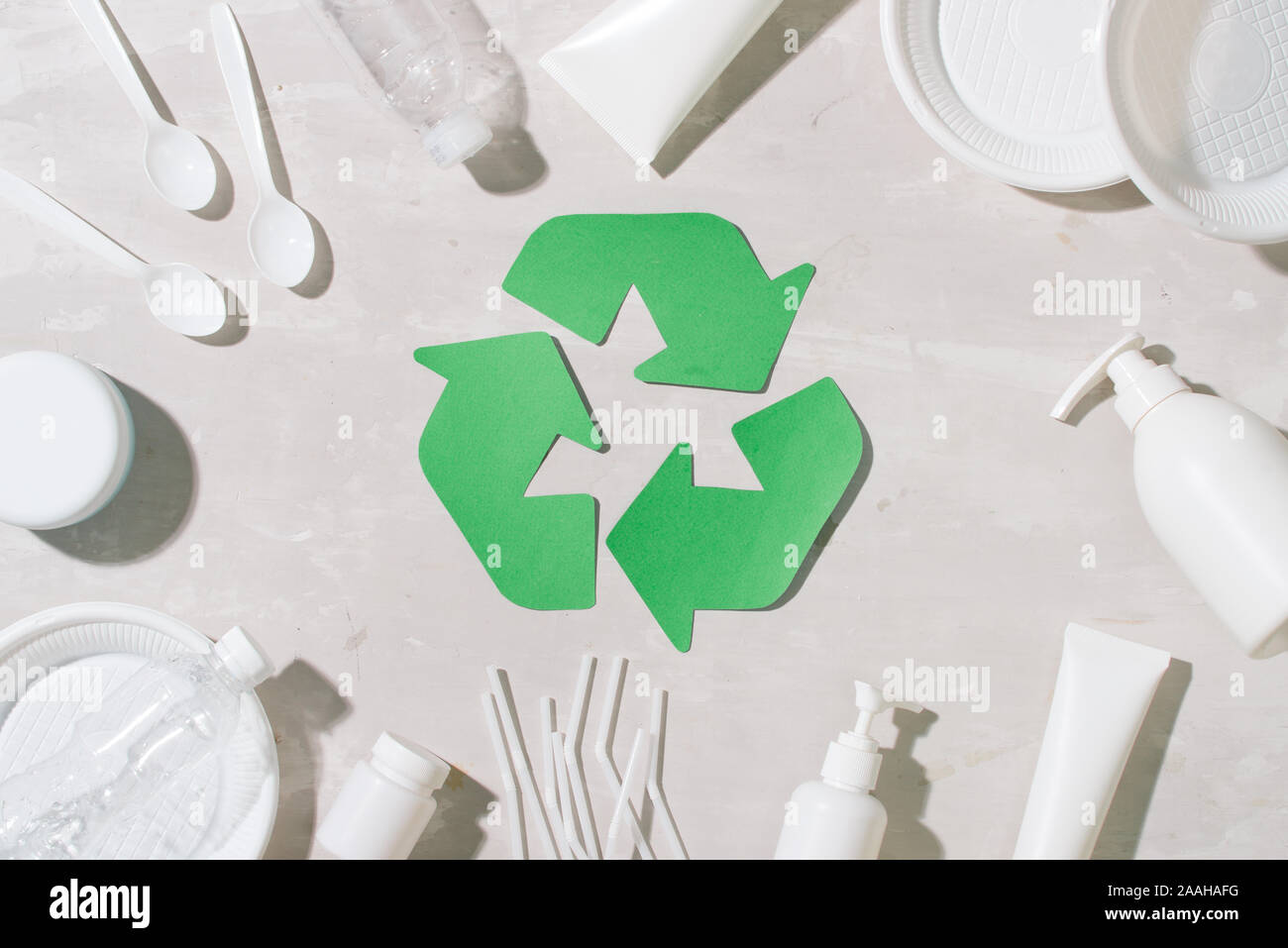 Una selección de la basura para su reciclado. Segregados de metal, plástico, papel y vidrio Foto de stock