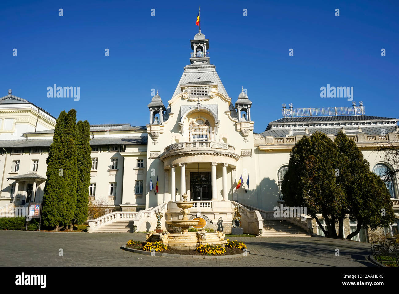 El edificio del Casino en Sinaia, Rumania, elegante edificio cultural a principios del siglo XX de estilo neoclásico , preferido por la aristocracia rumana Foto de stock