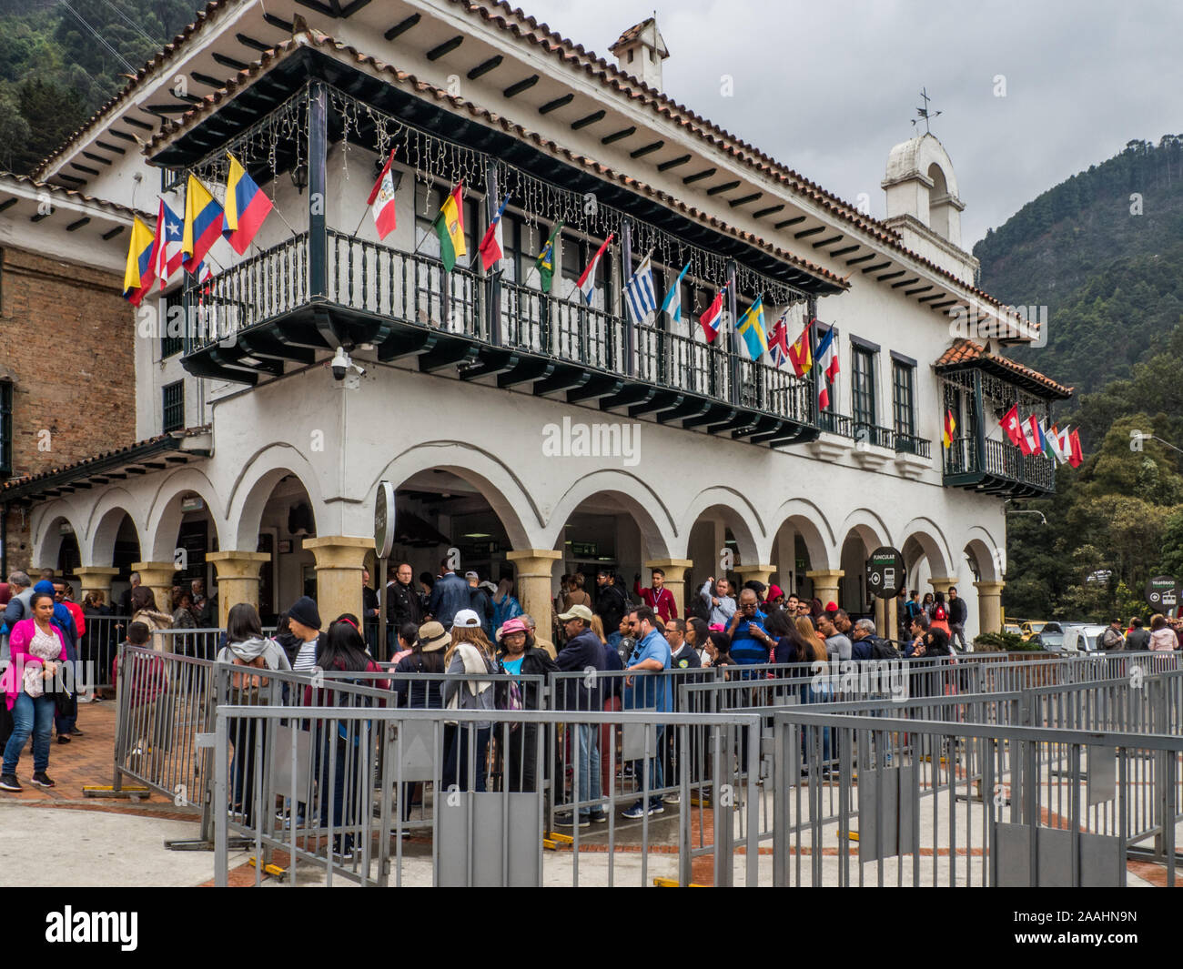 Bogotá - Colombia, 2 de noviembre de 2019 - la gente en línea en la entrada  de Montserrat Hill en Bogotá (Colombia Fotografía de stock - Alamy
