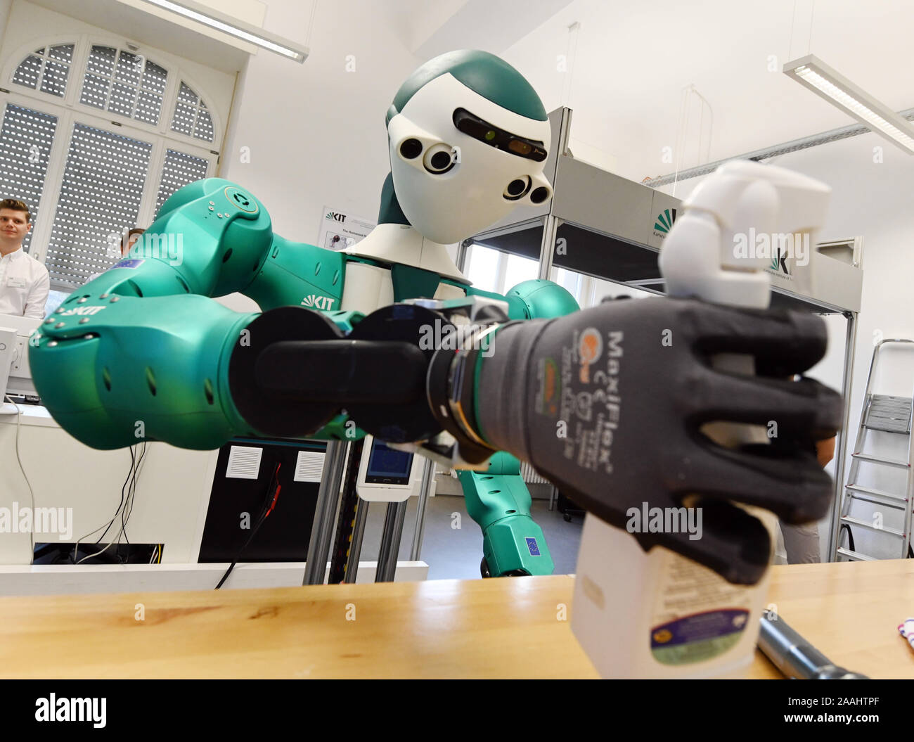 Karlsruhe, Alemania. 22 Nov, 2019. En el Instituto de Tecnología de  Karlsruhe (KIT) Armar el servicio robot-6 será demostrada en el Instituto  de Anthropomatics y robótica. La ocasión es una información visita