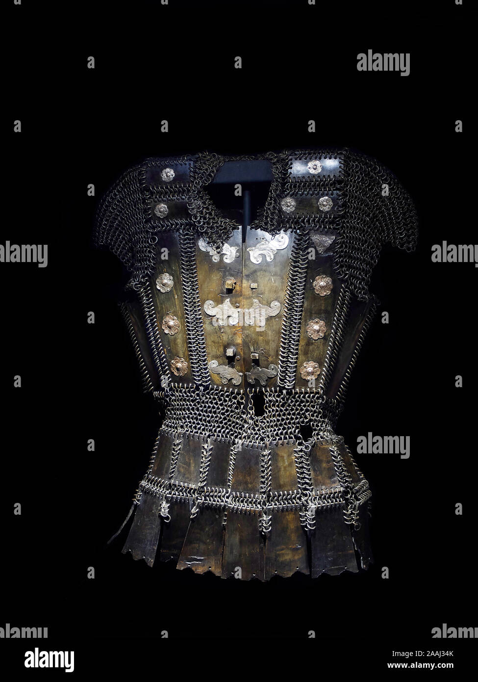 La cornamenta, plata, latón y armaduras de metal de los Moriscos piratas de Jolo. Foto de stock