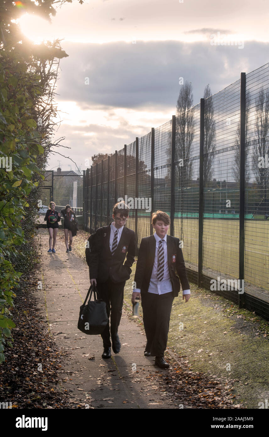 Los jóvenes abandonan la escuela secundaria en la tarde luz, UK Foto de stock