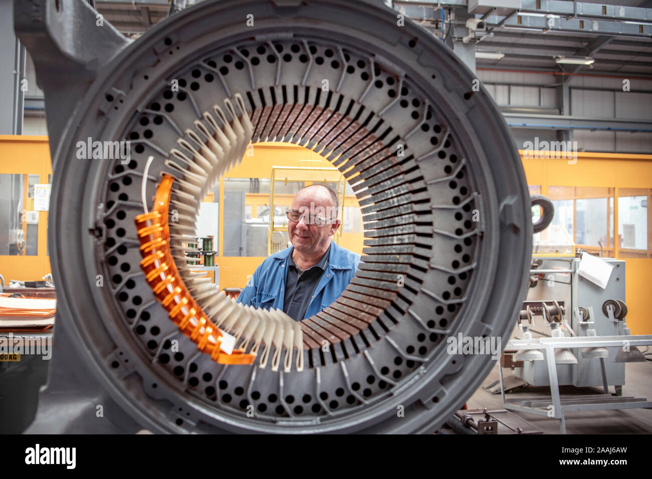 Retrato de ingeniero eléctrico con generador de fábrica en ingeniería  eléctrica del estator Fotografía de stock - Alamy