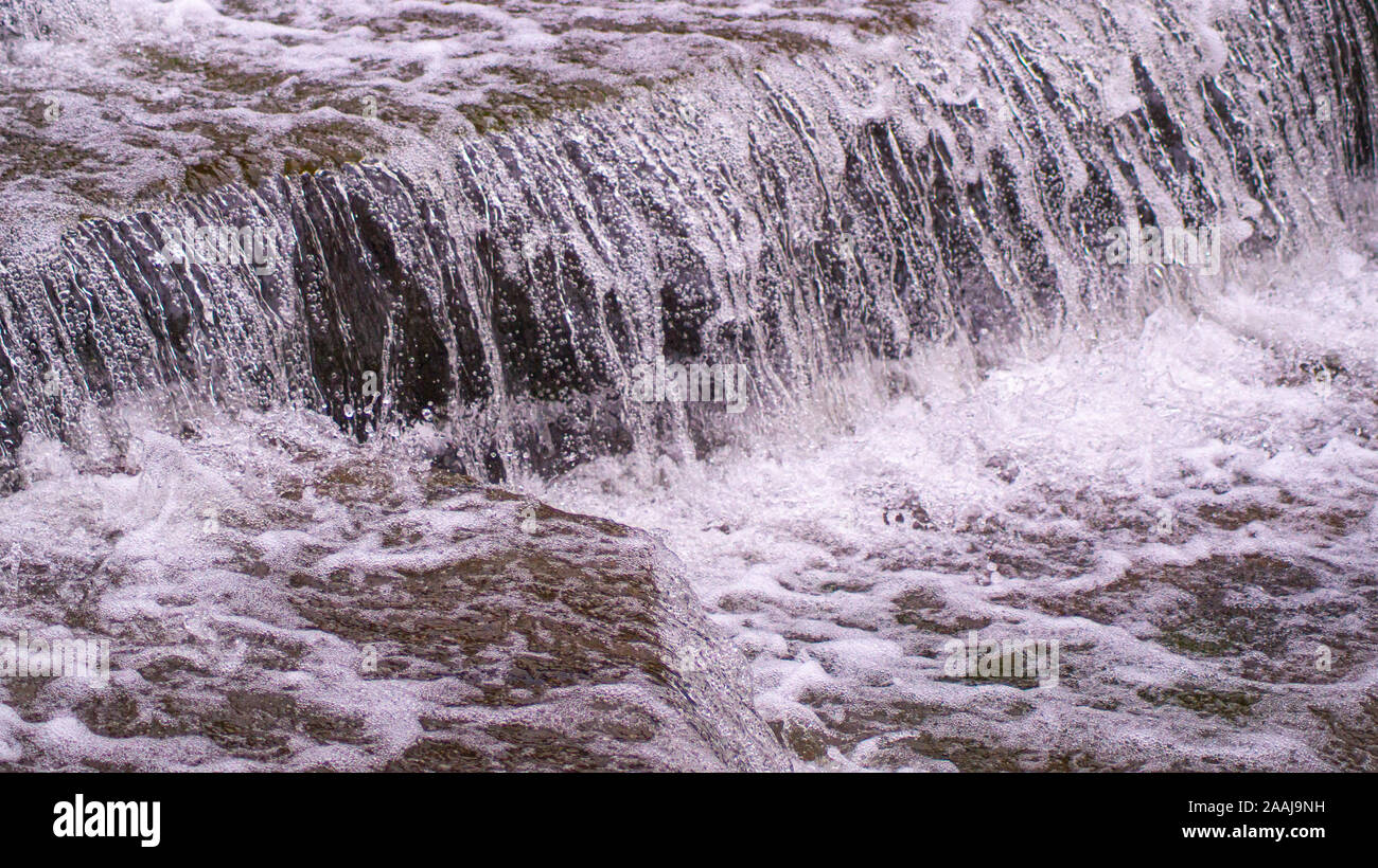 Cascada de agua sobre Weir pasos en canal grada mostrando desenfoque de  movimiento borrosa y congelar fotograma de gotas de agua en el fondo y la  capa effe tectures Fotografía de stock -