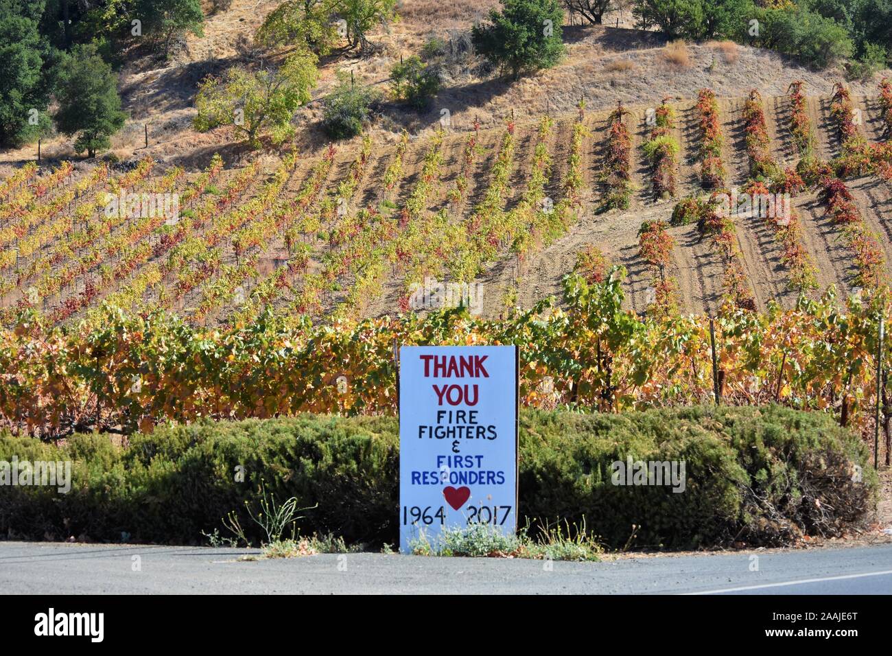 Valle de Napa California puso letreros para bomberos y socorristas que les encanta después de tantos incendios mataron 100+ personas viticultores de uva Foto de stock