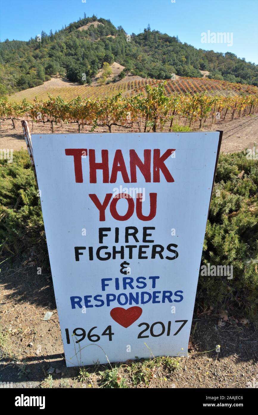 Valle de Napa California puso letreros para bomberos y socorristas que les encanta después de tantos incendios mataron 100+ personas viticultores de uva Foto de stock