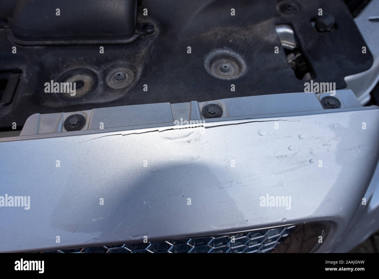 Accidente de automóvil: Daños y cerrar detalles, Jaguar de plata. Accidente de tráfico. Metal y plástico triturado. Foto de stock