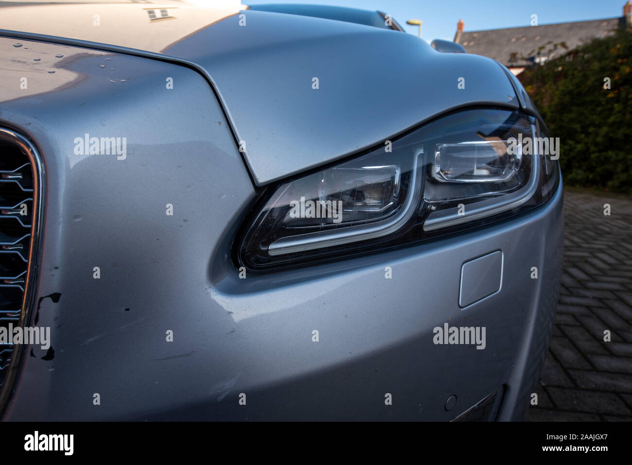 Accidente de automóvil: Daños y cerrar detalles, Jaguar de plata. Accidente de tráfico. Metal y plástico triturado. Foto de stock