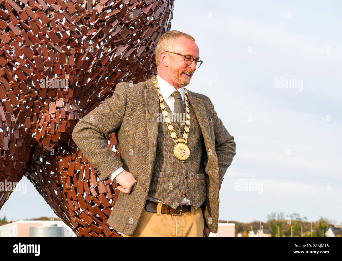 Inauguración de la escultura oso para celebrar la vida de John Muir por el escultor Andy Scott vistiendo Provost cadena, Dunbar, East Lothian, Escocia, Reino Unido Foto de stock