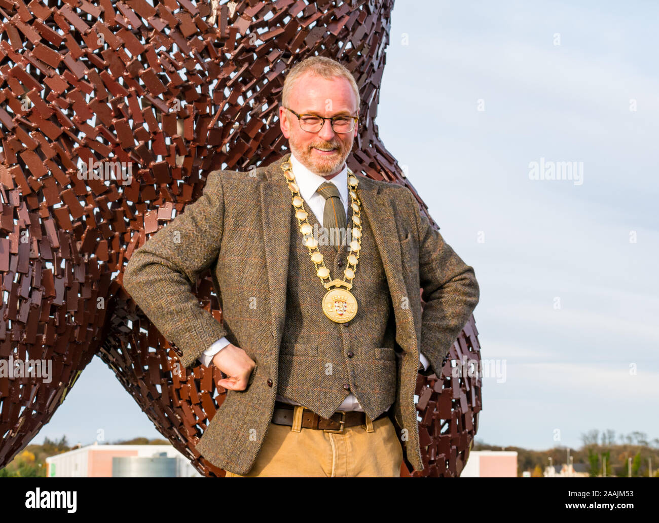 Inauguración de la escultura oso para celebrar la vida de John Muir por el escultor Andy Scott vistiendo Provost cadena, Dunbar, East Lothian, Escocia, Reino Unido Foto de stock