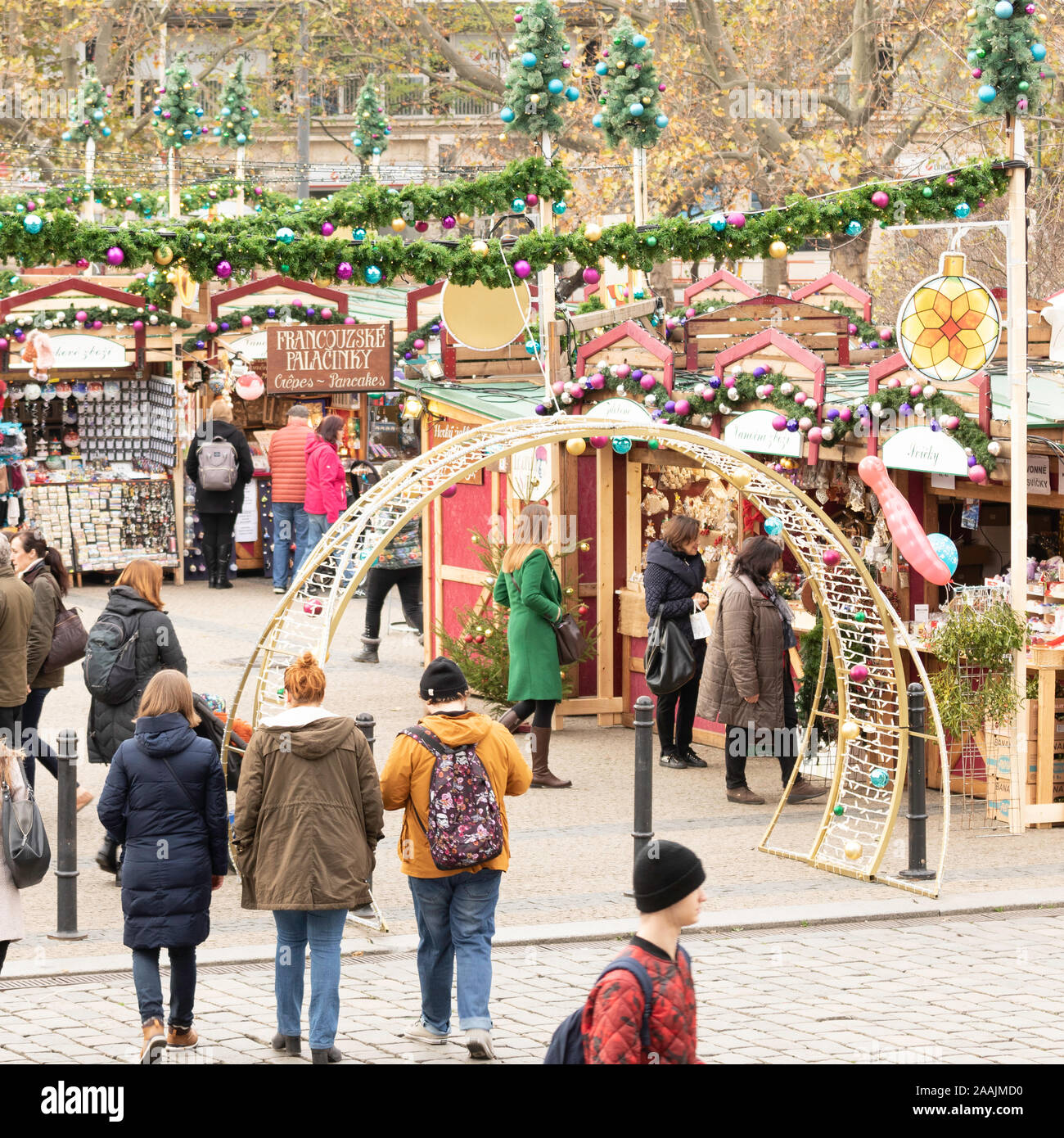 Mercado navideño en la plaza Namesti Miru en el distrito Praga 2, con  puestos de venta de regalos caseros, comida, bebidas, juguetes y ropa. La  gente de compras y pasar un buen