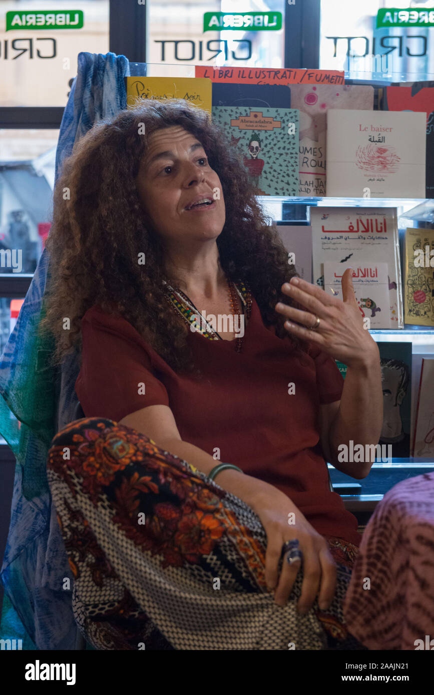 Roma, Italia: el escritor Tiziana Rinaldi Castro, Griot librería. Foto de stock