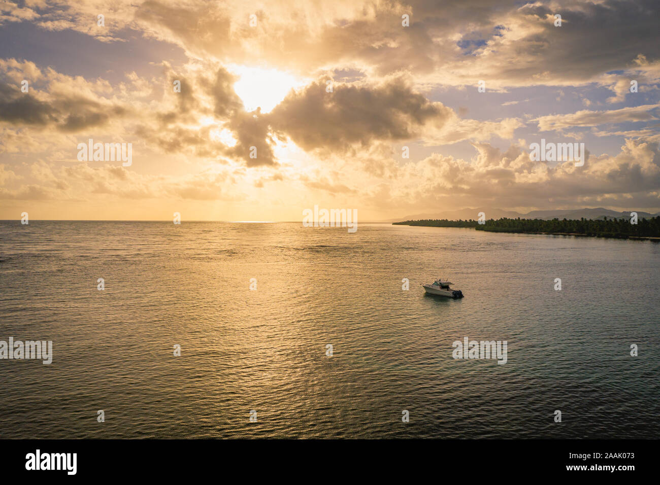 Lujoso barco anclado cerca de playa tropical exótica..vista aérea al atardecer de la península de Samaná en República Dominicana. Foto de stock
