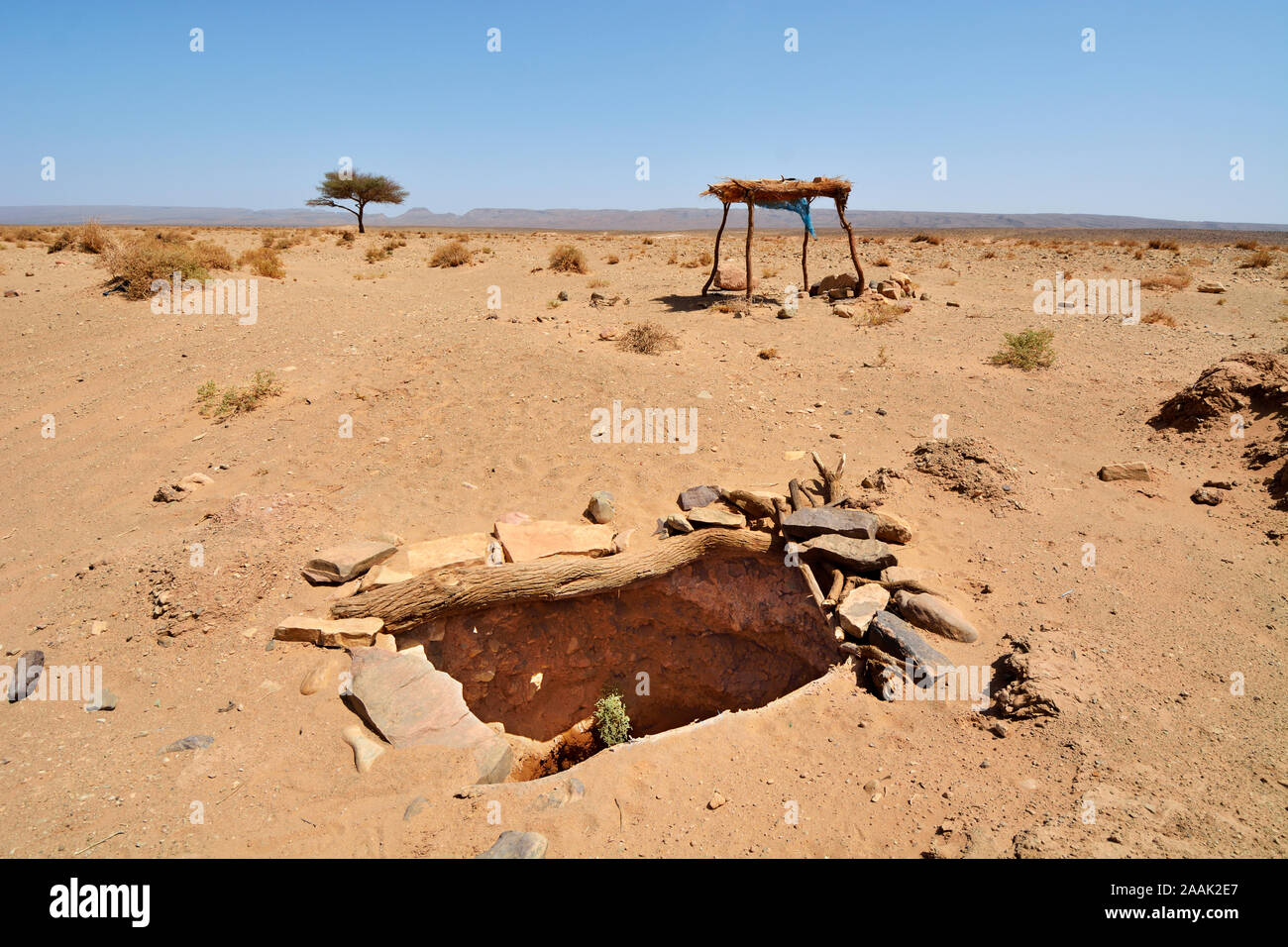 Pozo de agua en el desierto. Erg Chigaga, el desierto del Sahara. Marruecos Foto de stock