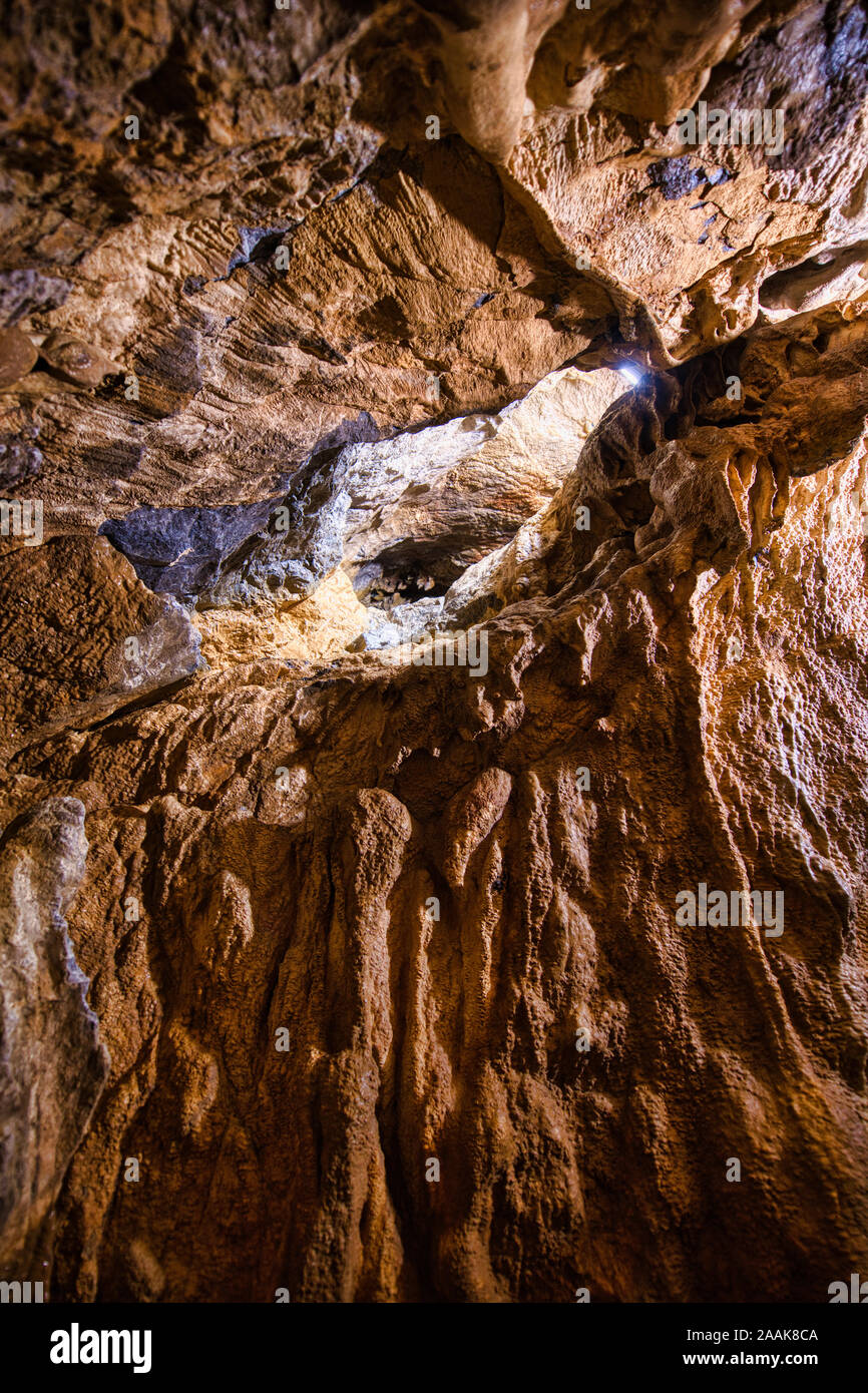 En cuevas de piedra caliza frecuentado por espeleólogos Foto de stock