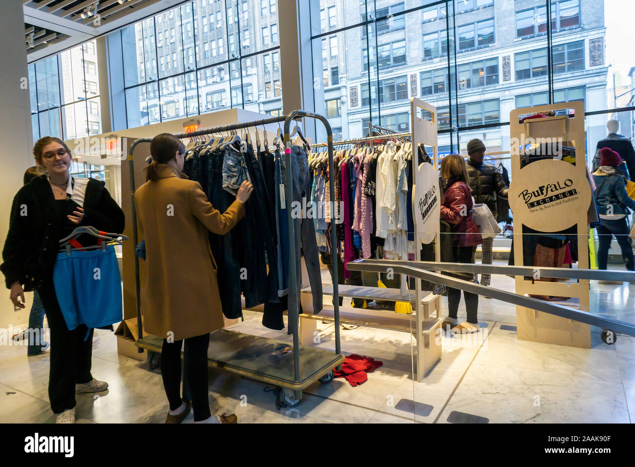 Buscar compradores de ropa de segunda mano en el "Loop" para un buen  intercambio de ropa en el Fashion Institute of Technology en Nueva York el  miércoles, 20 de noviembre de 2019.