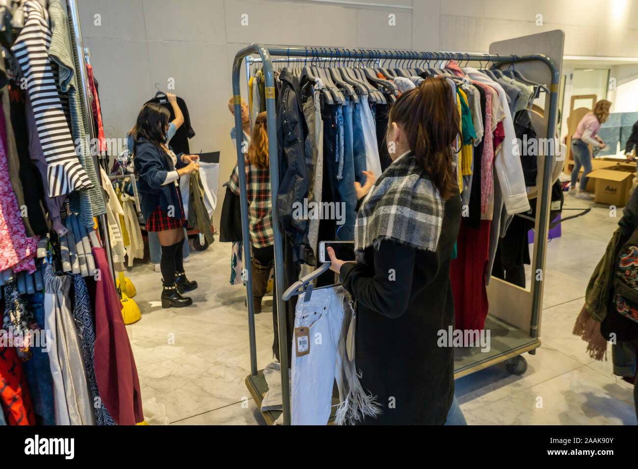 Buscar compradores de ropa de segunda mano en el "Loop" para un buen intercambio de ropa en el Fashion Institute of Technology en Nueva York miércoles, 20 de noviembre de