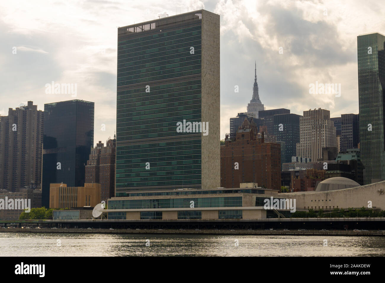 Nueva York, Estados Unidos - 20 de agosto de 2018: la sede de las Naciones Unidas visto desde Roosevelt Island, en Nueva York, NY. Foto de stock