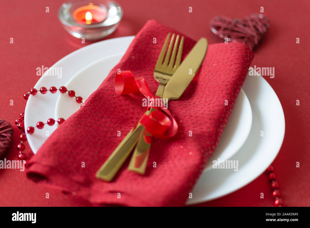 Servir a la mesa con tenedor, cuchillo, servilleta y corazón decoración  para San Valentín . Cena en color rojo el día de San Valentín. Vista desde  arriba Fotografía de stock - Alamy