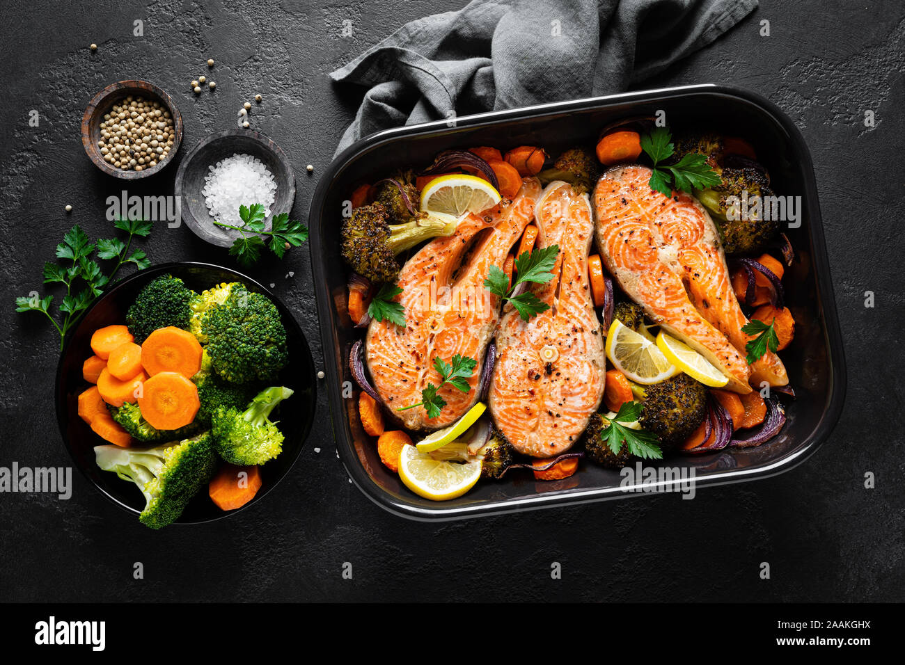 Salmón. Salmón al horno filetes de pescado con verduras, el brócoli, la  zanahoria y cebolla sobre fondo negro, vista superior Fotografía de stock -  Alamy