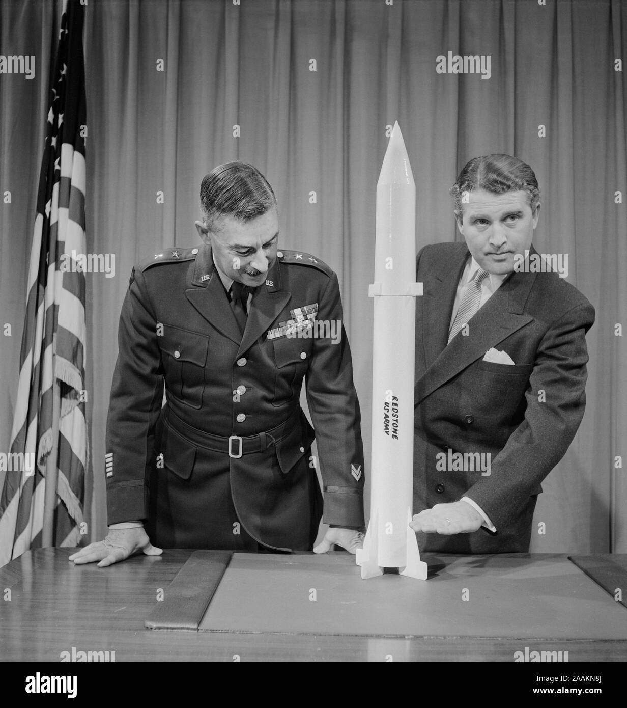 Gral. Gen. J.B. Medaris & Dr. Wernher von Braun con réplica de Redstone, Fotografía de misiles guiados por Thomas J. O'Halloran, Enero 20, 1956 Foto de stock